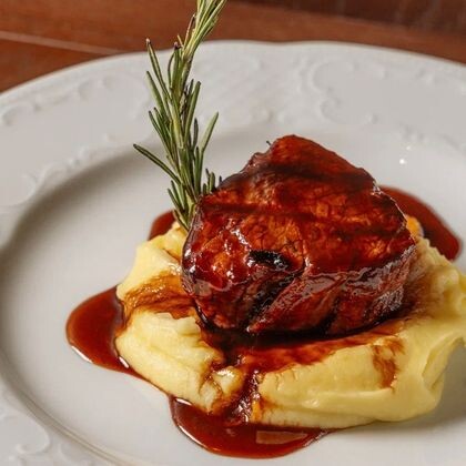 Филе миньон с соусом бургунь и картофельным пюре