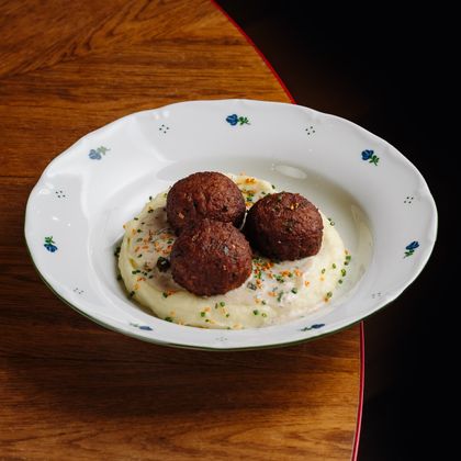 Митболы с картофельным пюре и трюфельным соусом