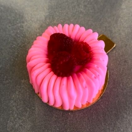 Муссовое пирожное Малина-лайм