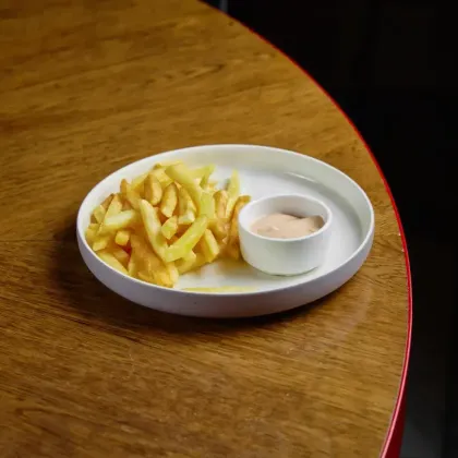 Детский картофель фри с соусом гольф