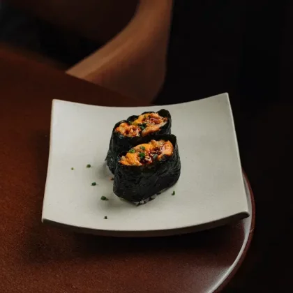 Суши гункан с тунцом