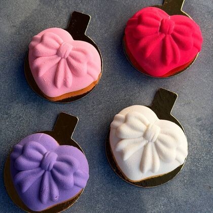 Муссовое сердце с бантом (манго-маракуйя)