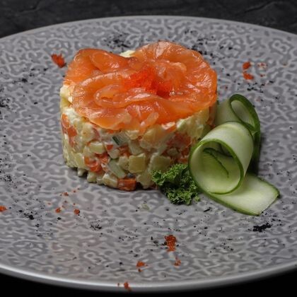 Салат Оливье с лососем