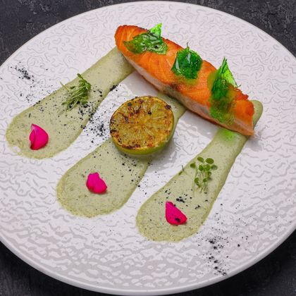 Стейк из семги с огуречным соусом