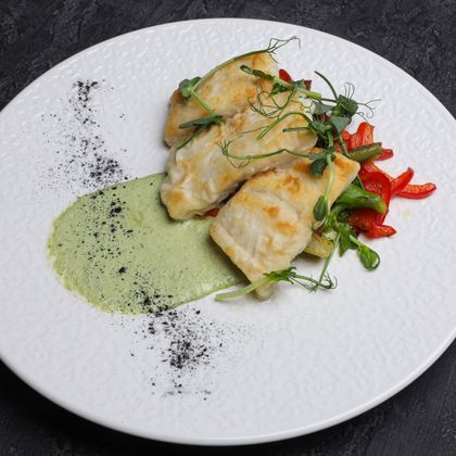 Треска с овощами и огуречным соусом