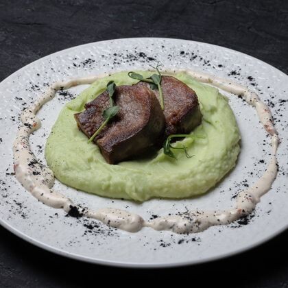 Язык говяжий жареный с картофельным пюре-васаби