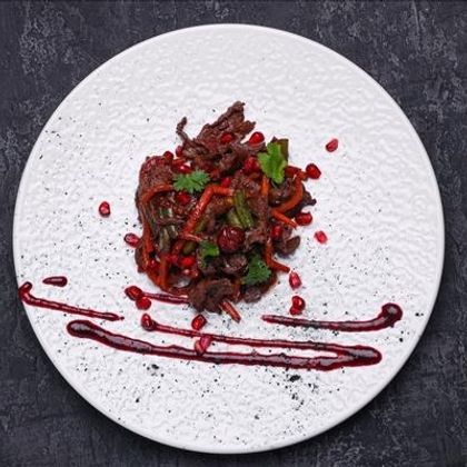 Говядина с овощами в ягодном соусе