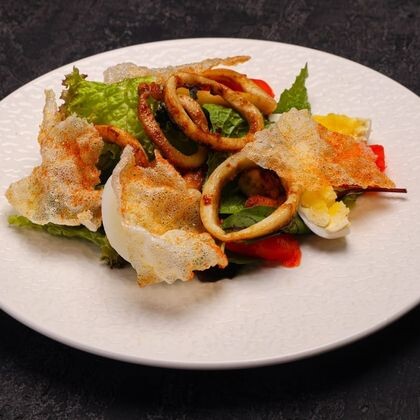 Салат азиатский цезарь с морепродуктами