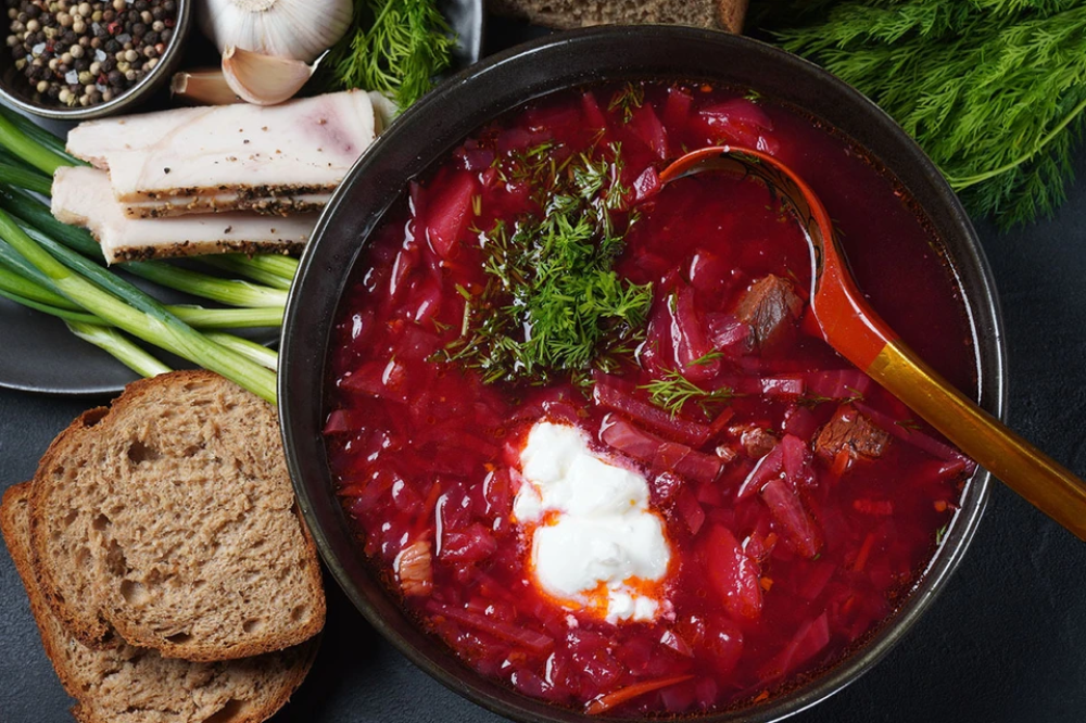 Классический борщ с бородинскими гренками