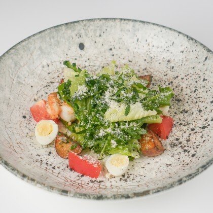 Теплый салат с креветками и яйцом