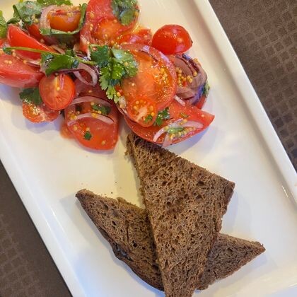 Салат из томатов с бородинскими тостами