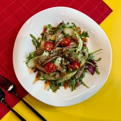 Теплый салат с телятиной