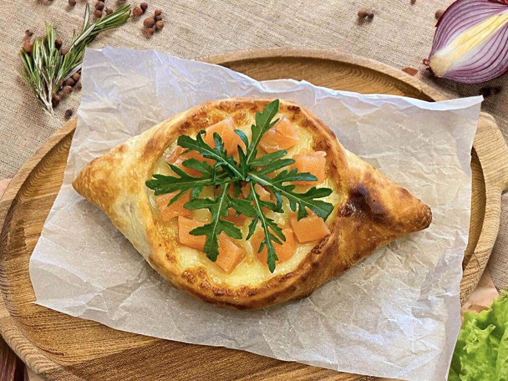 Хачапури по - аджарски с малосоленой семгой и рукколой