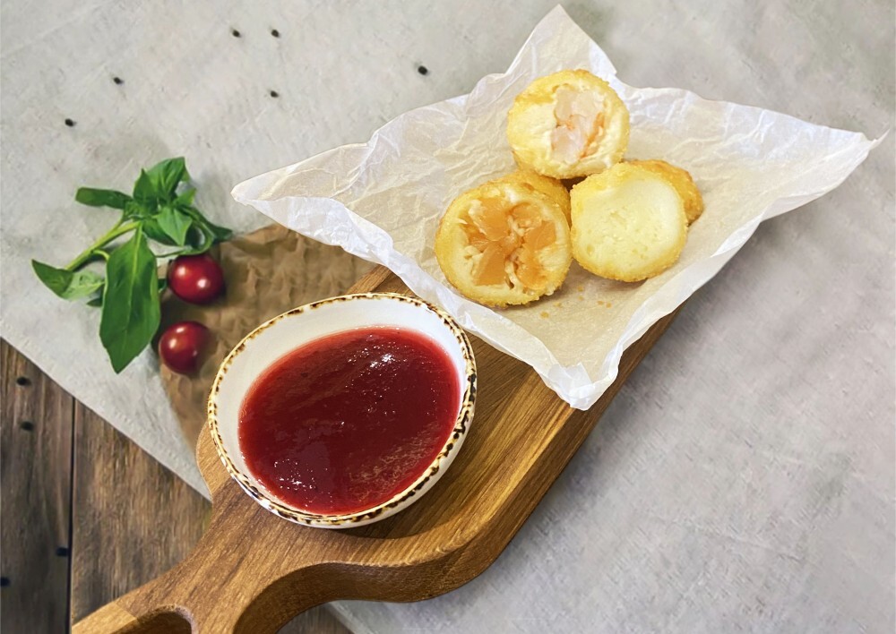 Сырные шарики с клюквенным соусом