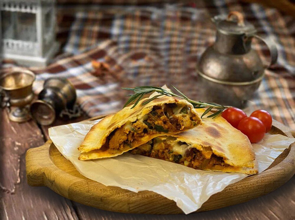 Кесадилья с фаршем и фасолью