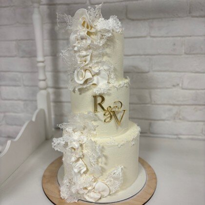 Свадебный трехъярусный торт с декором из вафельной бумаги