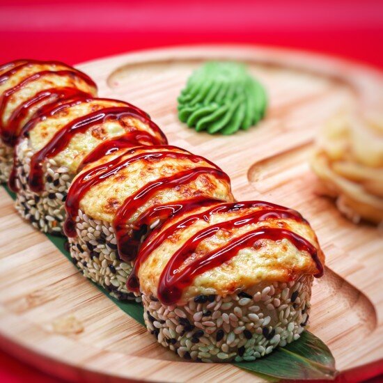 Тёплый ролл с лососем терияки