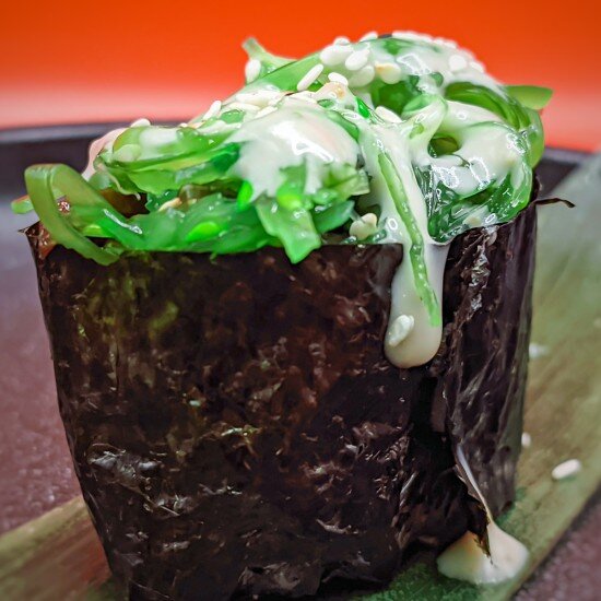 Гункан с салатом чука