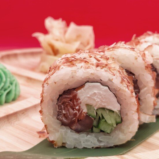 Ролл "Бонито" с копченой форелью