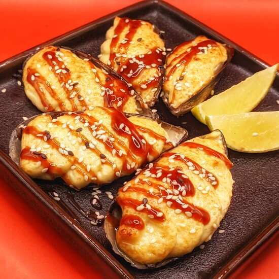 Мидии запеченные под острым соусом