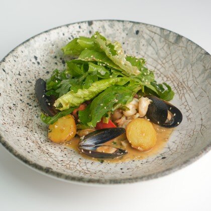 Салат с морепродуктами и медово-горчичным соусом