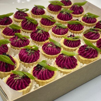 Мини тарталетки с масляной рыбой и свекольным кремом 30 шт