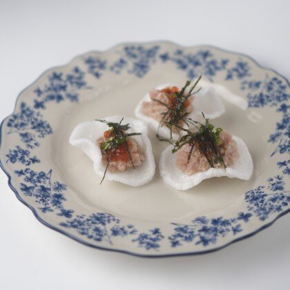 Тартар из тунца на рисовых чипсах