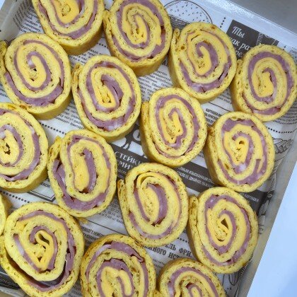 Рулет сырный с ветчиной.