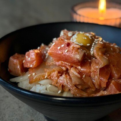 Донбури со слабосолёной форелью