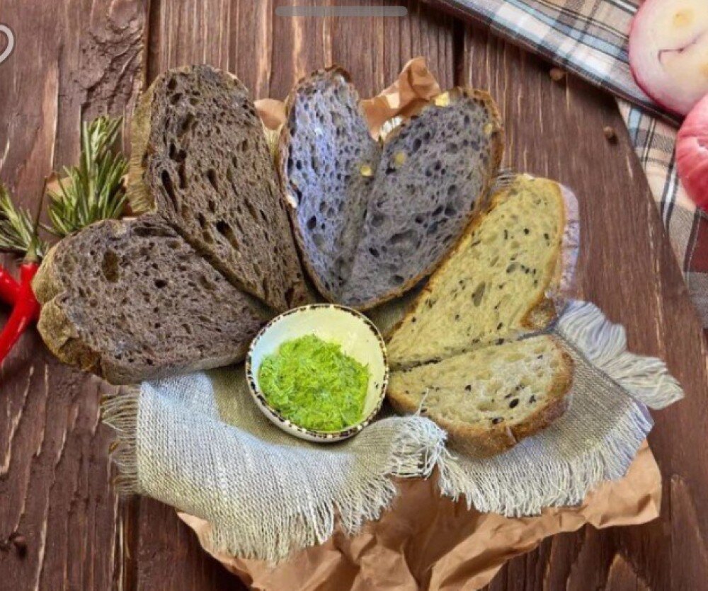 Зеленое масло к хлебной корзине