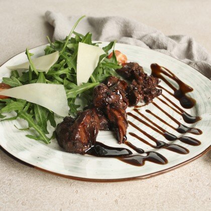 Руккола с куриной печенью и фирменной заправкой