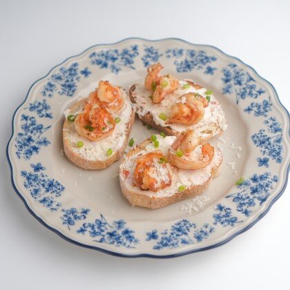 Мини брускетты с креветками