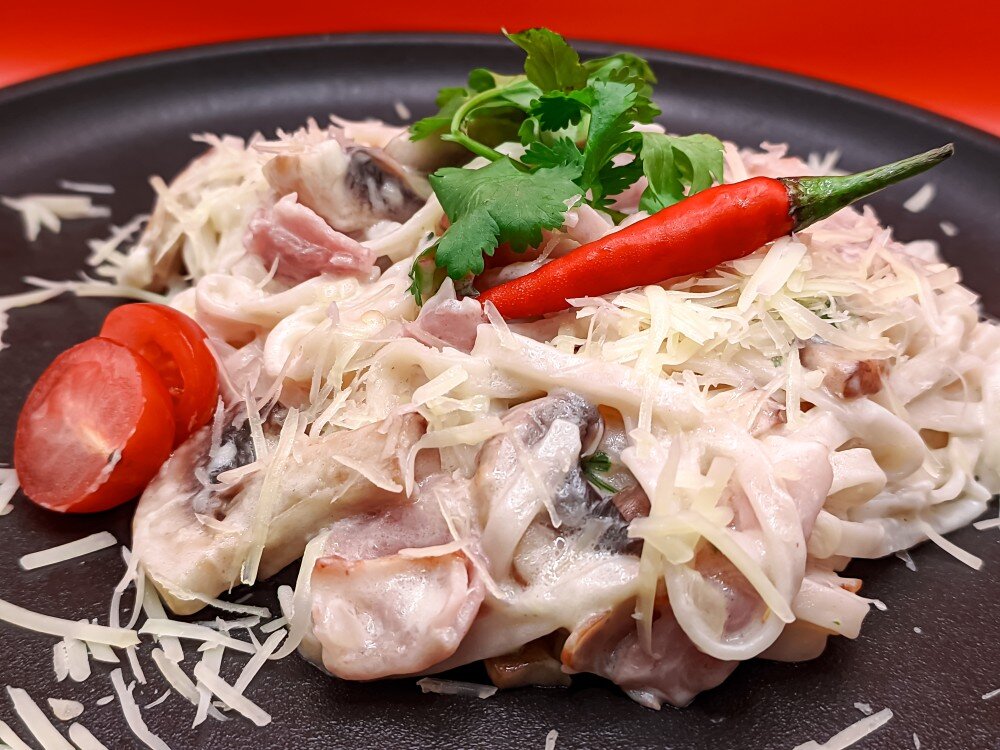 Остро-сливочный удон с беконом и шампиньонами