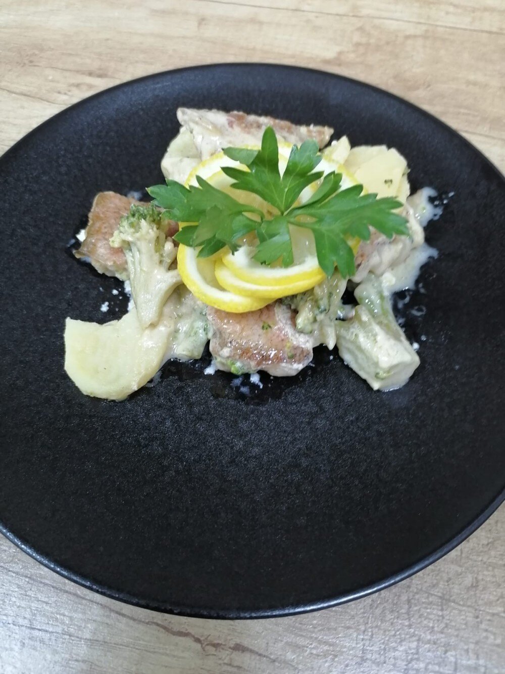Морской окунь с кокосом и овощами