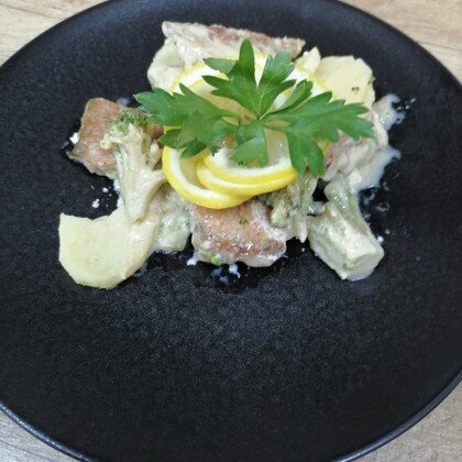 Морской окунь с кокосом и овощами