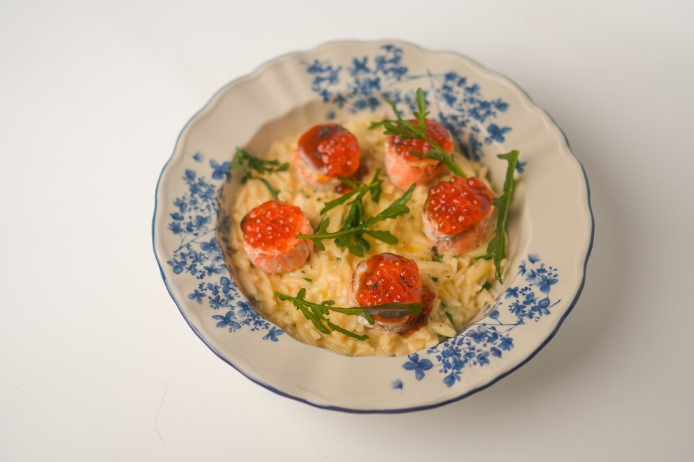 Рулетики из форели с креветками на орзо