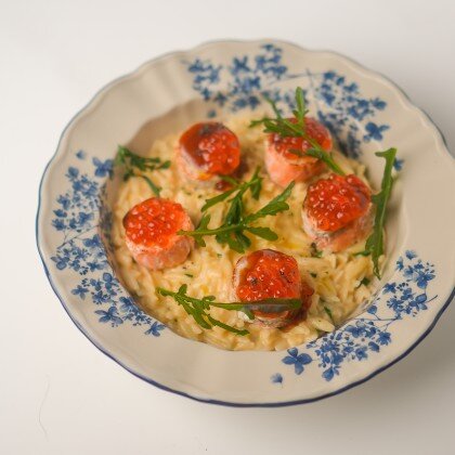 Рулетики из форели с креветками на орзо