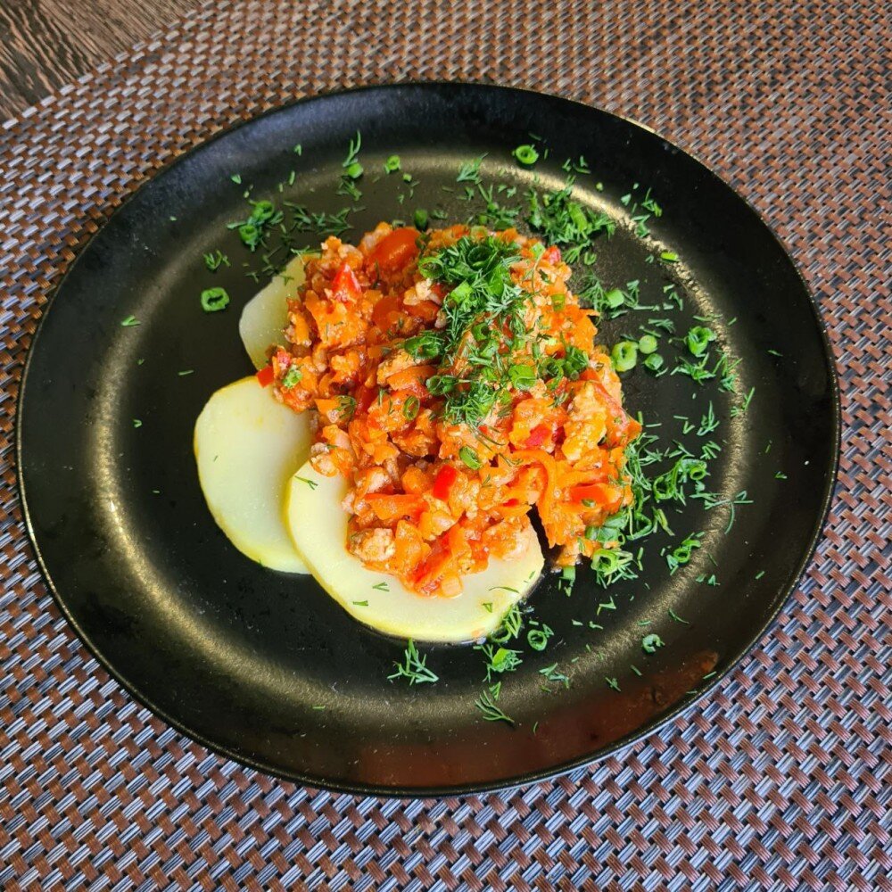 Картофель с фаршем в овощном соусе