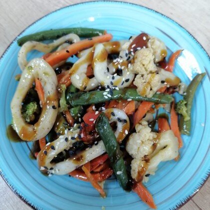 Кальмары в соусе унаги с овощами