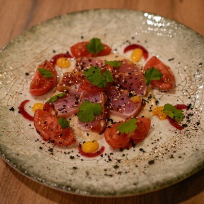 Филе тунца с ореховым соусом и печеным томатом