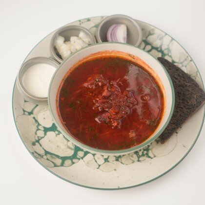 Борщ с фасолью и телячьей щечкой