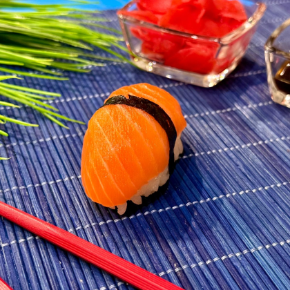 Суши с лососем