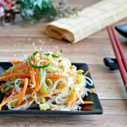 Харбинский салат по-китайски с фунчозой, лапшой из яичного омлета с овощами