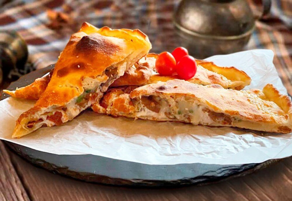 Кальцоне с курицей и грибами
