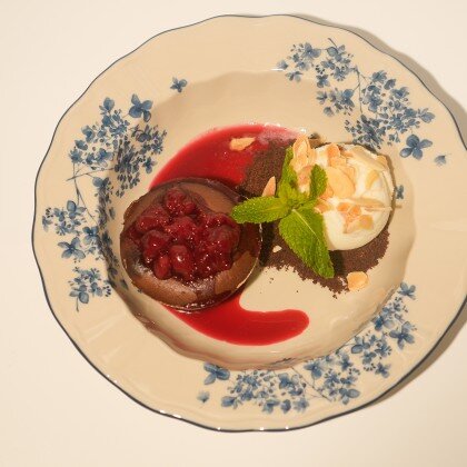 Шоколадный фондан с пряной вишней и пломбиром