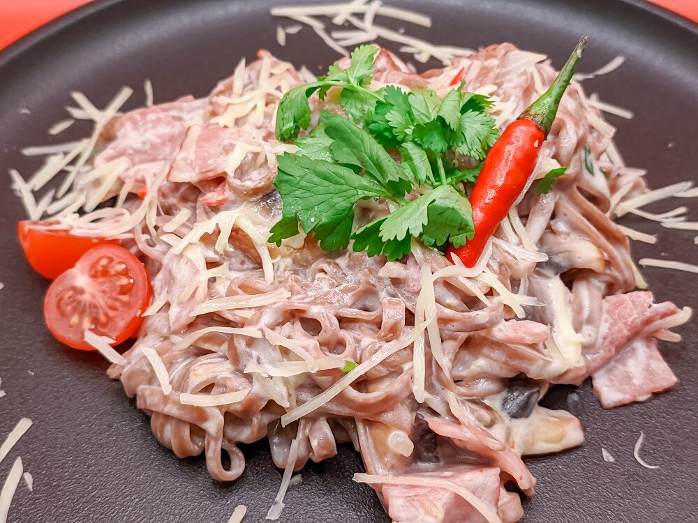Соба с остро-сливочным соусом, беконом и шампиньонами
