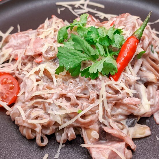 Соба с остро-сливочным соусом, беконом и шампиньонами