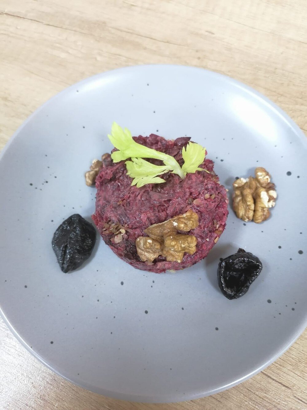 Салат со свеклой, черносливом и грецким орехом