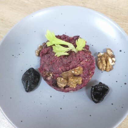 Салат со свеклой, черносливом и грецким орехом