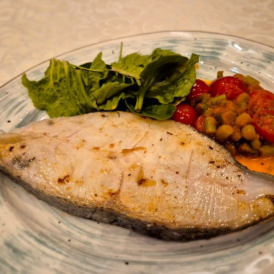 Палтус с миксом салата и сицилийским соусом